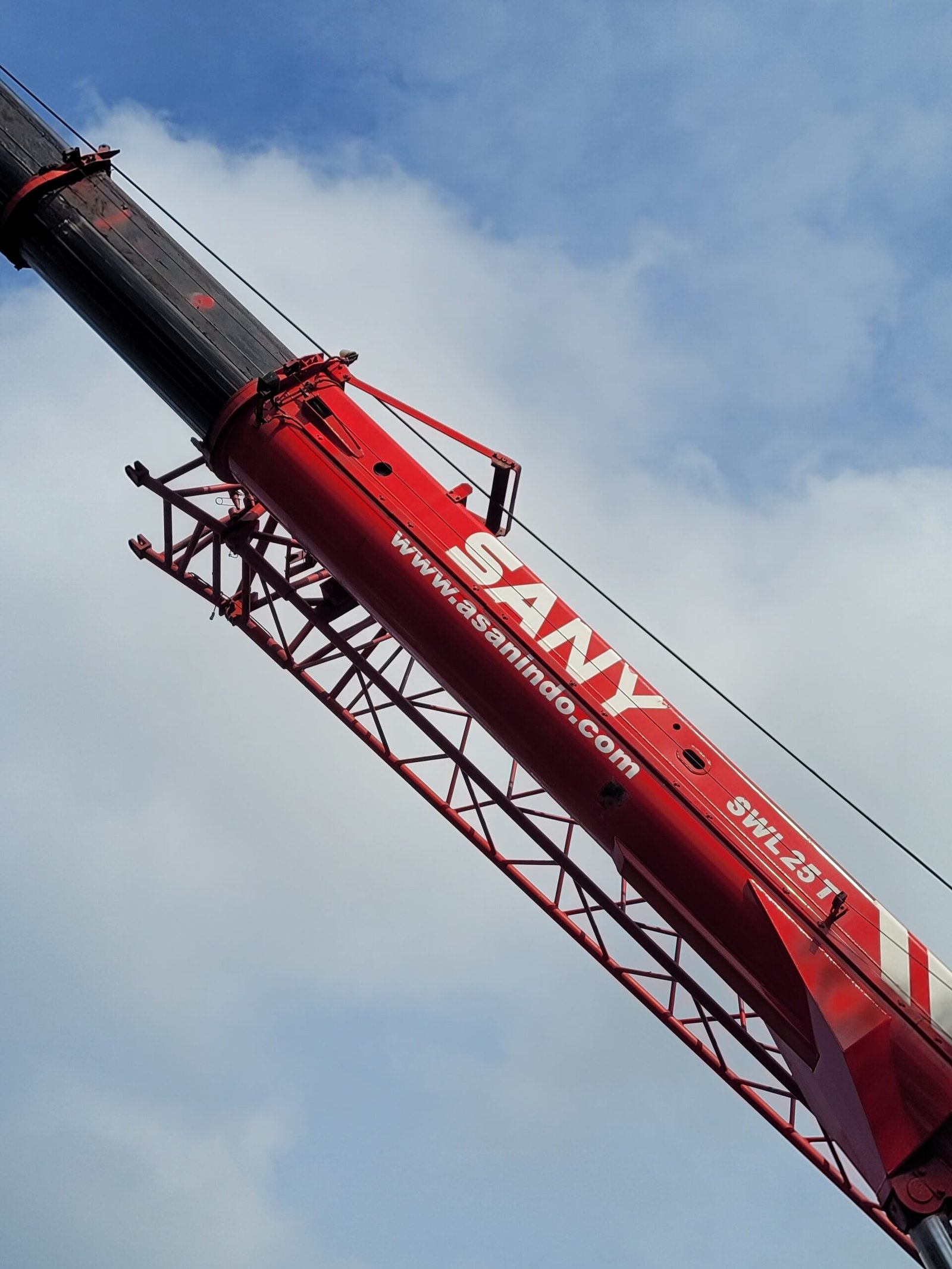 Boom mobile crane SANY untuk rental crane Jakarta pada proyek konstruksi dan lifting material tinggi