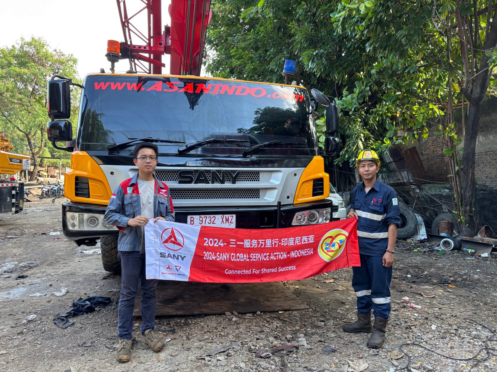 Tim Asanindo bersama mobile crane untuk layanan sewa crane Jakarta dan rental crane jabodetabek profesional