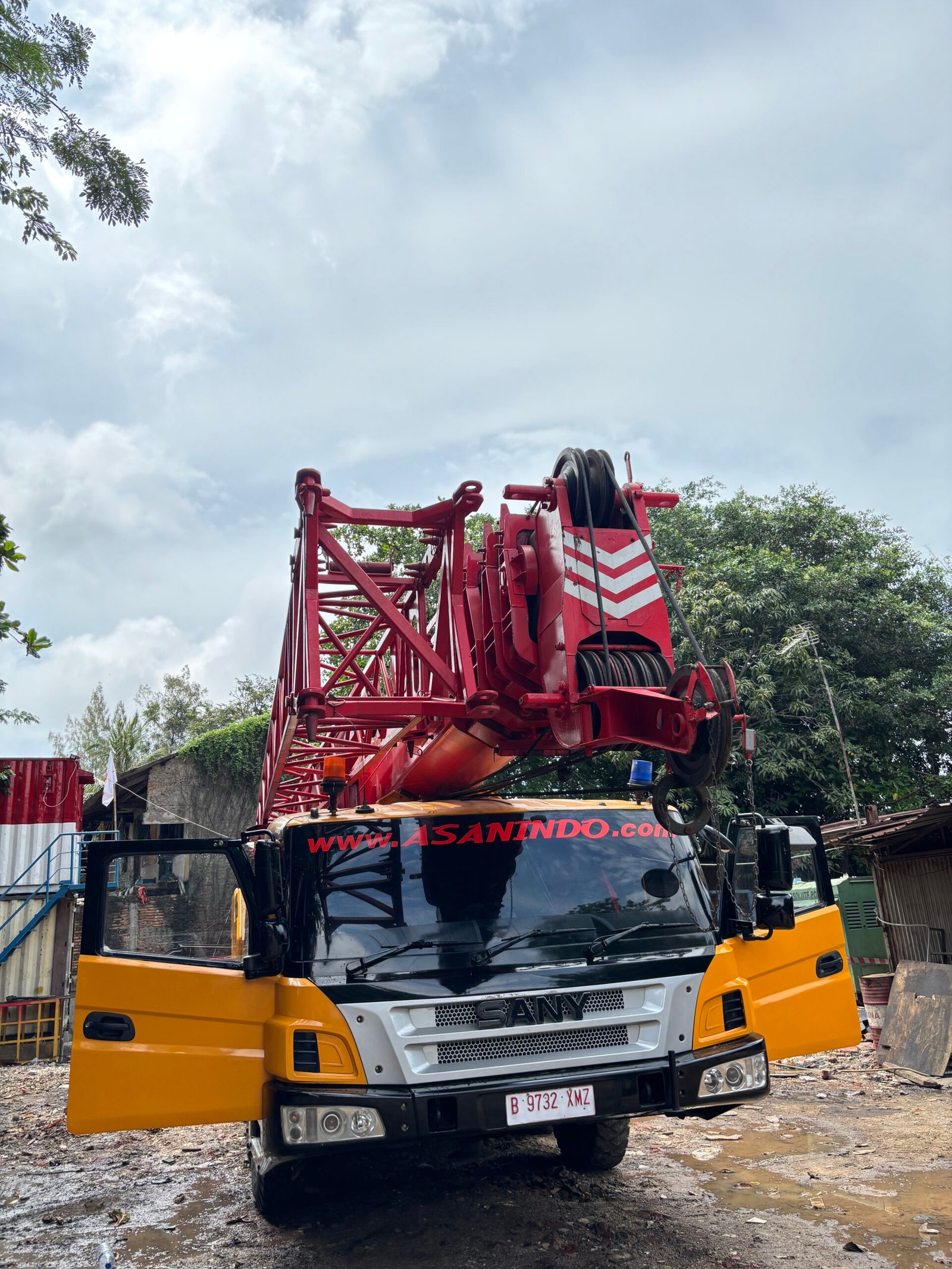 Mobil crane Asanindo siap digunakan untuk rental crane Jakarta dan proyek lifting industri