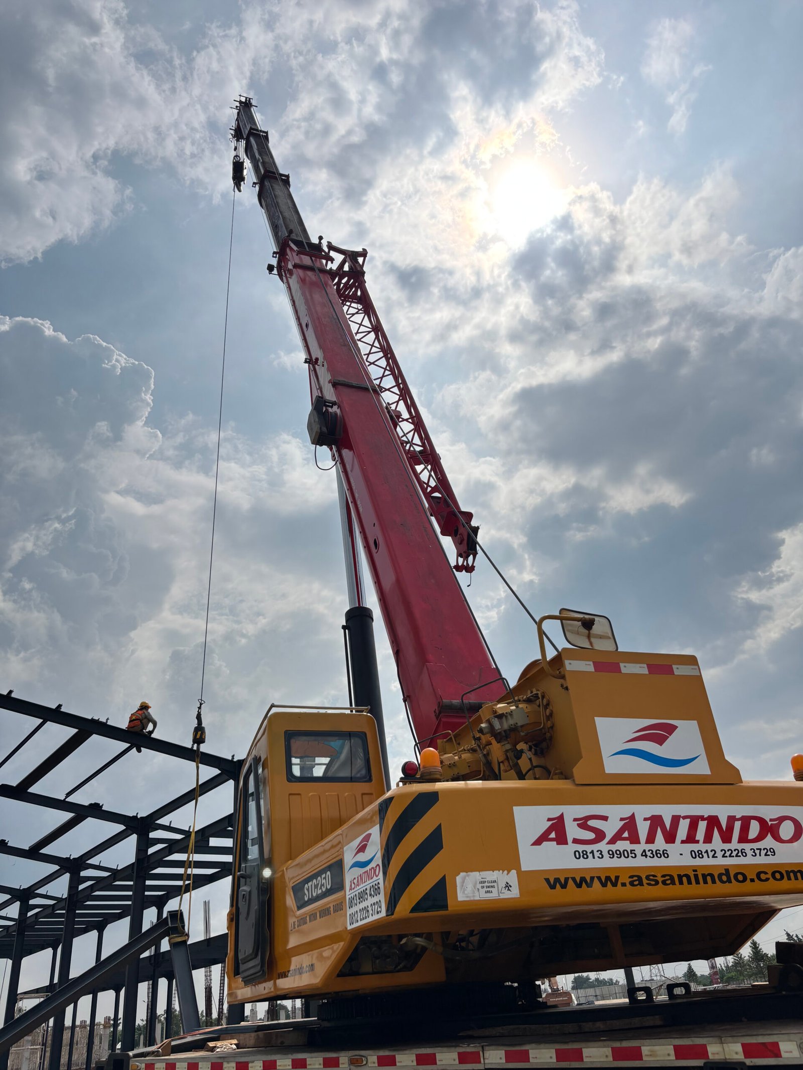 Rental crane Jakarta menggunakan mobile crane untuk erection struktur baja dan proyek konstruksi