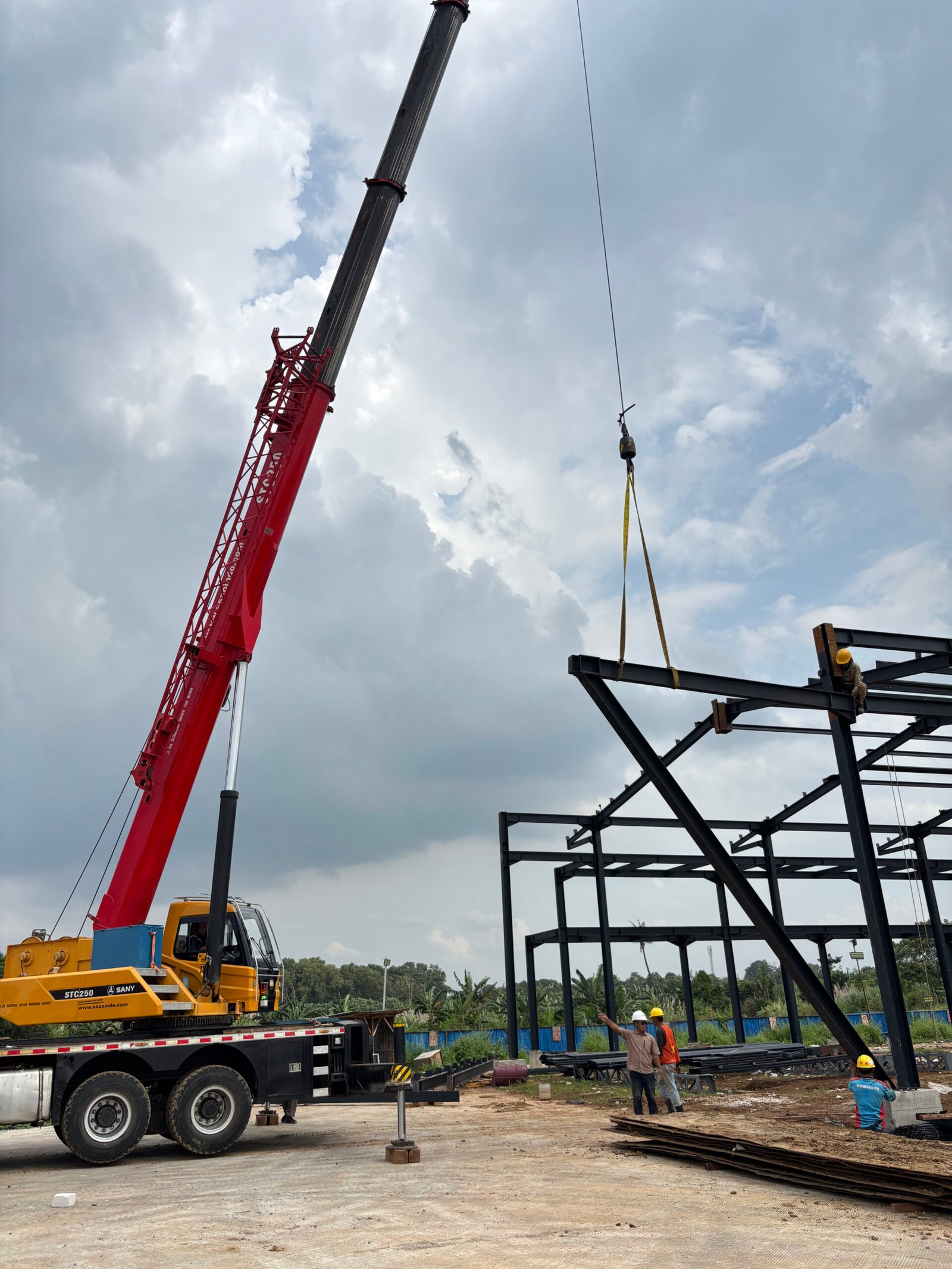 Mobile crane lifting struktur baja proyek gedung dengan layanan crane rentals Jakarta profesional