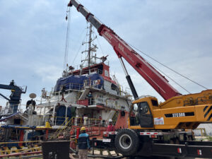 Crane support untuk lifting equipment di area shipyard