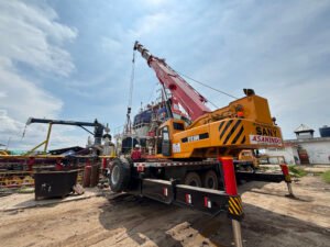 Sewa crane Jakarta Utara untuk perbaikan & pengangkatan kapal di Muara Baru