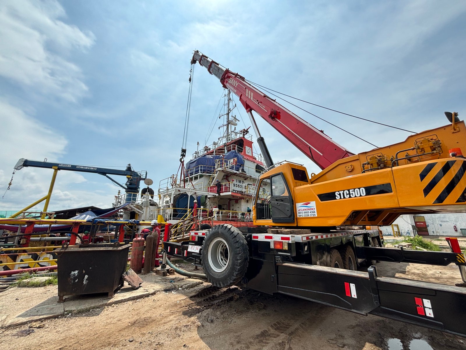 Rental crane jabodetabek untuk lifting kapal menggunakan mobile crane kapasitas besar