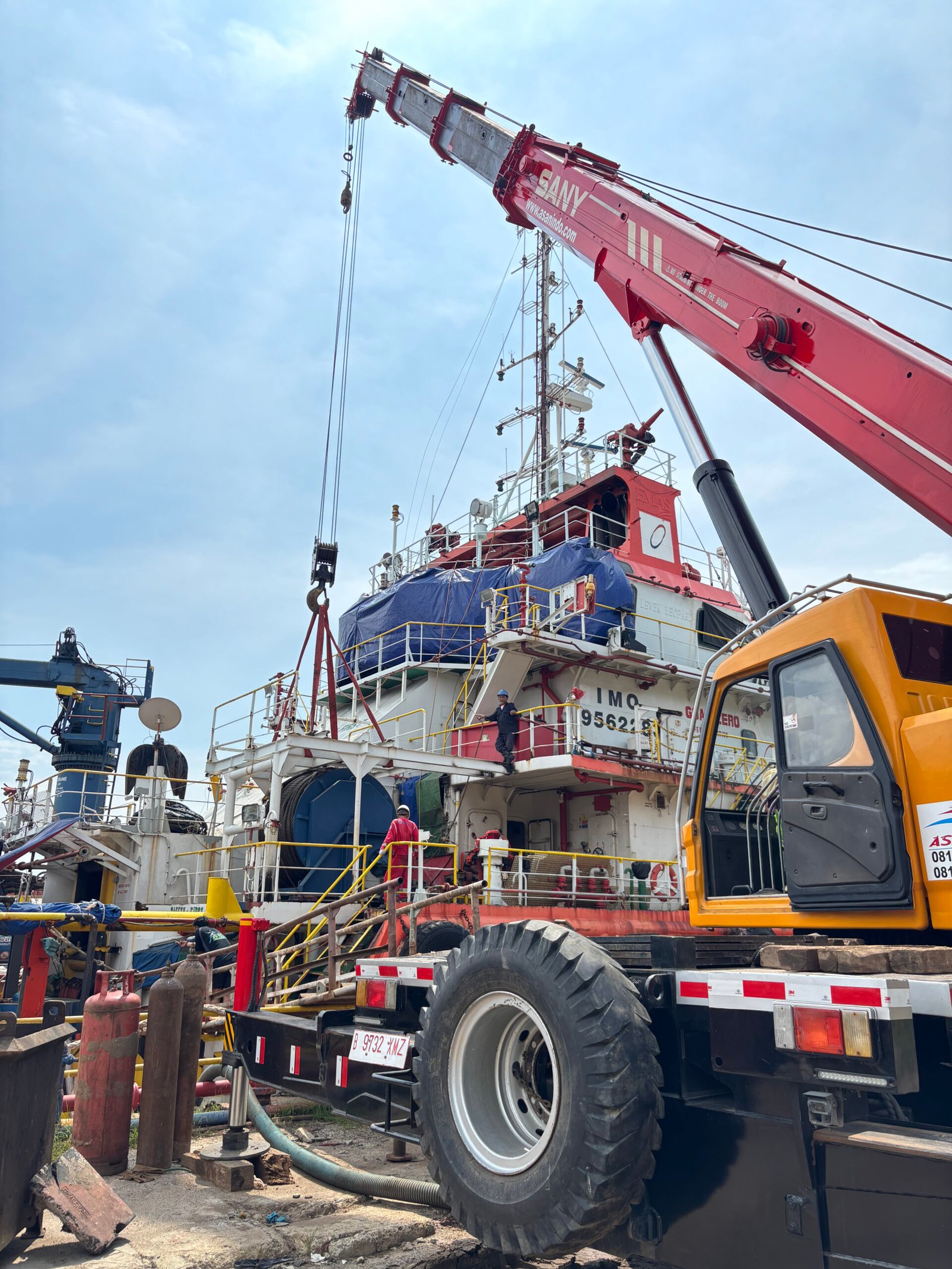 Mobile crane lifting struktur kapal dalam proyek industri dengan rental crane Jakarta terpercaya