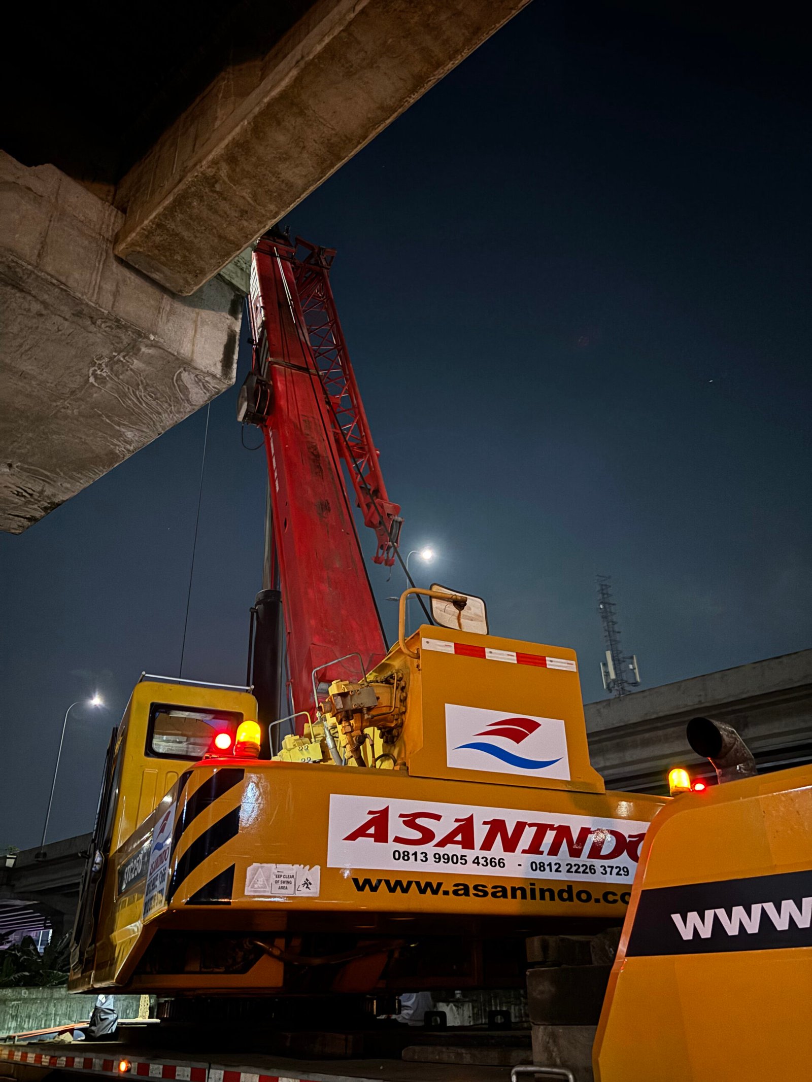 Mobile crane di proyek konstruksi Jakarta untuk layanan sewa crane dan lifting material berat