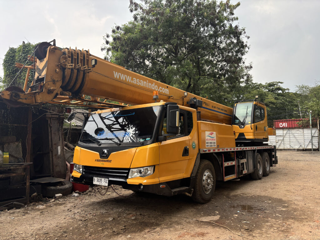 Crane 25 ton di proyek depok