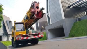 Rental crane Bogor untuk pengangkatan kaca anti peluru