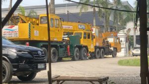 Crane 30 ton PT Asanindo Jaya Abadi lifting material berat di kawasan industri Bekasi