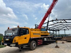 Sewa crane 8 ton Cibubur untuk pemasangan billboard & signage di kawasan Ciracas