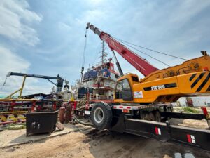 Sewa crane 50 ton Jakarta untuk pemasangan tower crane & billboard besar di jalan utama.