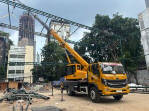 Crane 8 ton ASANINDO sedang melakukan erection lapangan padel di kawasan Bundaran HI, Jakarta Pusat – solusi lifting proyek di area sempit 