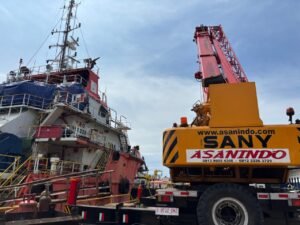 Rental crane 30 ton Jakarta Utara untuk lifting peralatan galangan kapal di Ancol.
