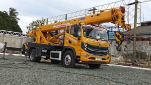 Sewa crane 8 ton Karawaci untuk pengangkatan AC rooftop dan erection ringan di kawasan Lippo Village