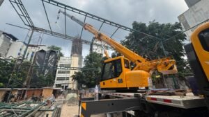 Erection struktur bangunan menggunakan mobile crane telescopic di Bekasi.