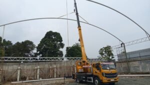 Rental crane 25 ton Bogor untuk erection lapangan padel span 35 meter