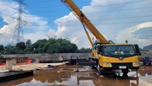 Rental crane 25 ton untuk erection tangki di pabrik kimia kawasan industri Tangerang