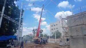 Mobile crane 25 ton untuk erection struktur baja pada proyek konstruksi bangunan