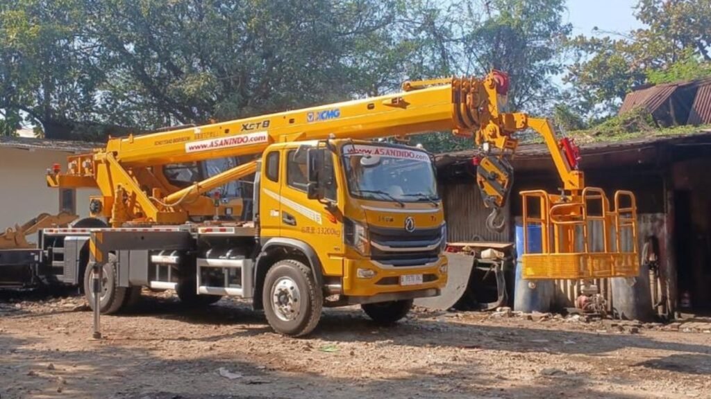 Mobile manlift XCMG XCT8 compact masuk area sempit gang Jakarta vs boomlift konvensional besar