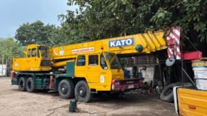 Sewa crane 30 ton Gading Serpong untuk pemasangan panel baja dan konstruksi pabrik industri
