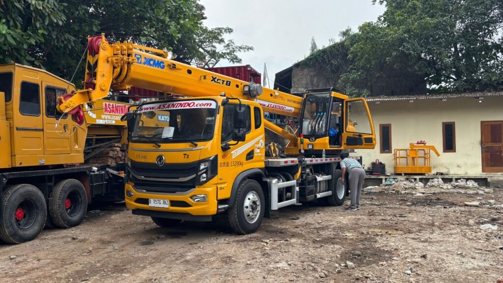 mobile crane 8 ton untuk sewa crane darurat di kawasan industri Jakarta