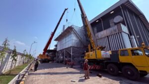 Sewa crane 50 ton Cibubur untuk proyek pemasangan tangki peleburan baja di Cipayung.