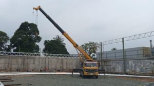 Lifting filter pabrik minyak goreng menggunakan mobile crane XCMG XCT8 8 ton di KBN Marunda