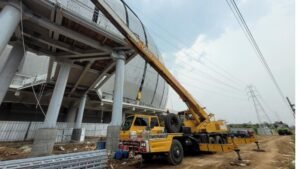Rental crane 50 ton Jakarta Utara untuk erection jembatan layang di kawasan Jakarta International Stadium Ancol.