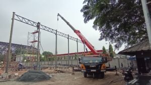 Rental crane 35 ton Gading Serpong untuk pemasangan panel baja di area residensial
