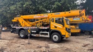 Sewa Crane Bekasi crane 8 ton untuk erection lapangan padel
