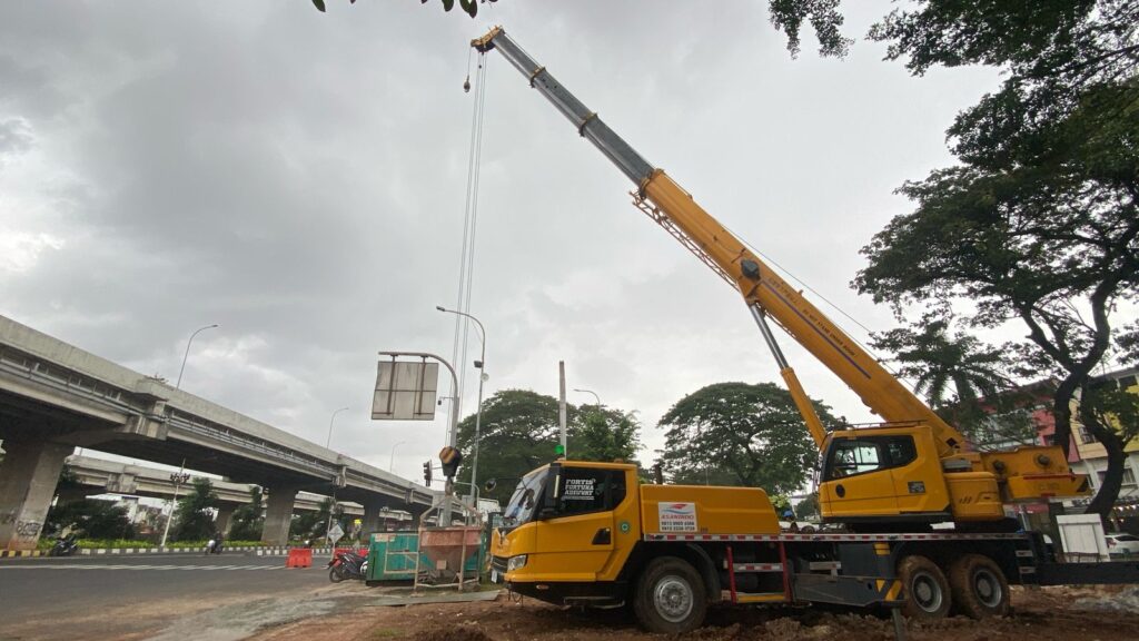 crane digunakan untuk menaikkan bucket cor beton di proyek pembangunan gedung