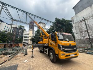 Crane 8 ton XCMG dari ASANINDO digunakan untuk erection rafter baja lapangan padel di Tanah Abang – efisien menggantikan crane 25 ton