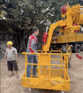 Rental manlift untuk mengganti lampu penerangan jalan umum dengan cepat dan aman