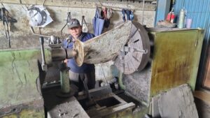 Resurfacing CPP blades kapal oleh teknisi PT ASANINDO JAYA ABADI menggunakan peralatan bengkel bubut perkapalan profesional