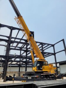 Proyek erection struktur baja kantor di Blok M, Jakarta Selatan menggunakan crane 25 ton PT. ASANINDO JAYA ABADI