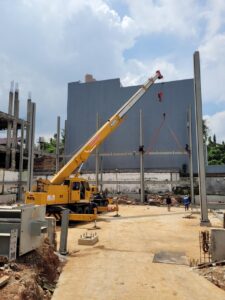 Proyek erection struktur baja kantor di Blok M, Jakarta Selatan menggunakan crane 25 ton PT. ASANINDO JAYA ABADI