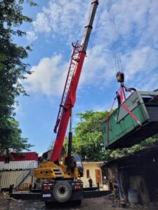 Sewa crane untuk pengangkatan genset industri ke rooftop di Tangerang