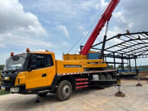 Crane 30 ton digunakan untuk lifting panel beton precast di area proyek sekolah baru