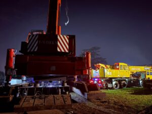 Crane 50 ton unloading dan memposisikan HSDP untuk pekerjaan pondasi di proyek perumahan