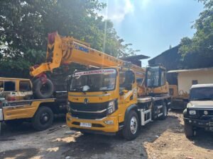 Sewa crane kecil XCMG XCT8 8 ton untuk pekerjaan area sempit, perumahan dan rooftop AC