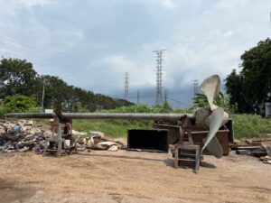 Proses pembongkaran dan perbaikan propeller kapal di area outdoor bengkel perkapalan PT ASANINDO JAYA ABADI