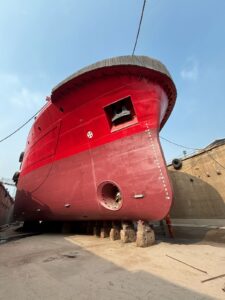 Kapal di graving dock untuk perbaikan sistem propulsi dan pengecatan lambung oleh PT ASANINDO JAYA ABADI, layanan ship repair profesional