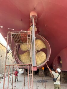 Perbaikan propeller kapal di graving dock oleh PT ASANINDO JAYA ABADI, proses maintenance dan polishing Controlled Pitch Propeller (CPP) untuk sistem propulsi kapal