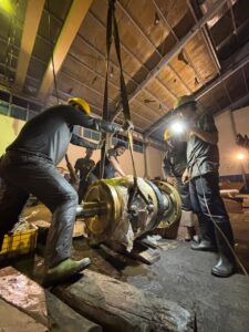 Pemasangan dan perbaikan komponen Controlled Pitch Propeller kapal di ruang mesin oleh teknisi PT ASANINDO JAYA ABADI