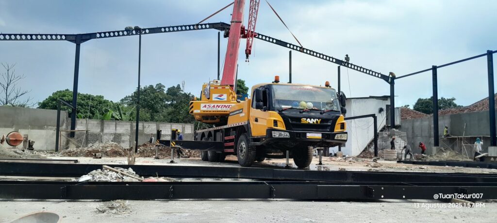 Crane 25 ton melakukan pemasangan rangka baja gudang logistik di kawasan industri Batuceper