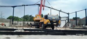 Crane 25 ton melakukan pemasangan rangka baja gudang logistik di kawasan industri Batuceper