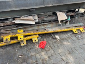Spreader bar digunakan bersama crane 50 ton untuk pengangkatan rangka baja di proyek industri Tangerang