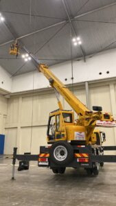 Crane 8 ton dengan keranjang manlift digunakan untuk pembongkaran dan pemasangan booth pameran otomotif di ICE BSD, area event terbesar di Tangerang Selatan