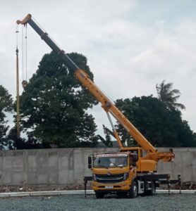 Crane 8 ton mengangkat rangka atap lapangan padel di area perumahan Karawaci, Tangerang