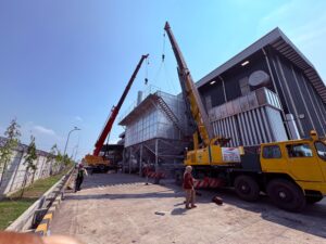 Crane 50 ton mengangkat dan memposisikan tangki industri di area pabrik Ciledug